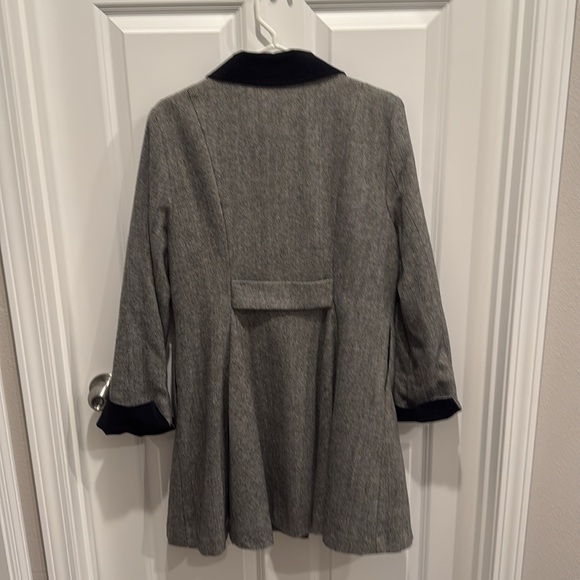 Beautiful coat with velvet collar and buttons. - Picture 2 of 7